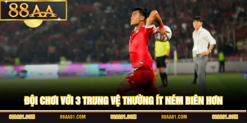 Đội chơi với 3 trung vệ thường ít ném biên hơn